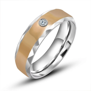 Bague en acier titane bicolore avec bords facettés et un strass étincelant au centre
