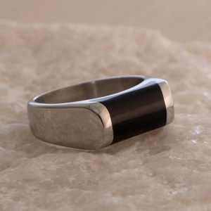 Bague large pour homme en acier inoxydable avec insert en émail noir sur pierre naturelle