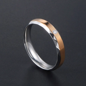 Bague facettée en argent et or rose avec un accent brillant de diamant rond serti