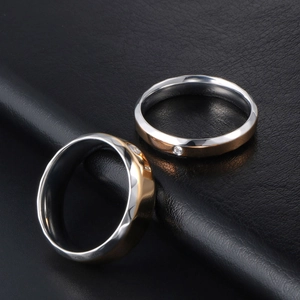 Bagues de couple tendance bicolores avec strass en argent et or rose sur fond noir