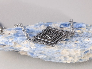 Bracciale bohémien argento retrò con ciondolo a rombo inciso su pietra preziosa blu
