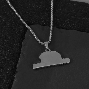 Collier avec pendentif bonnet de Noël en acier inoxydable brossé sur pierre sombre