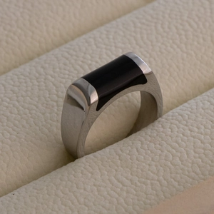 Bague minimaliste en acier inoxydable avec incrustation d'émail noir rectangulaire