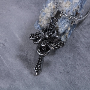 Collana con Ciondolo a Croce Avvolta da Doppia Serpente Gotico in Acciaio Inossidabile Vintage Gioielli Punk Biker Uomo Donna
