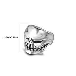 Detail view of vintage skull ring height measurement 2.26cm with retro silver finish