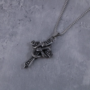 Collana gotica in acciaio inossidabile con due serpenti intrecciati attorno a una croce