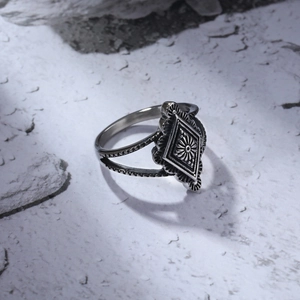 Anello vintage bohémien in acciaio argento con rilievo solare geometrico a forma di rombo