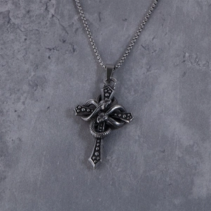 Collana vintage in acciaio inossidabile con un serpente intrecciato intorno a una croce gotica