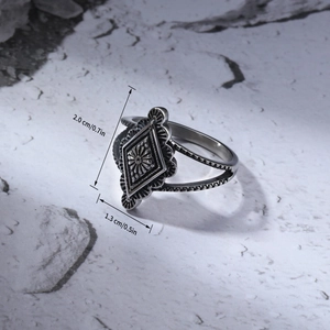 Anello vintage bohémien in acciaio al titanio a forma di rombo con incisione solare