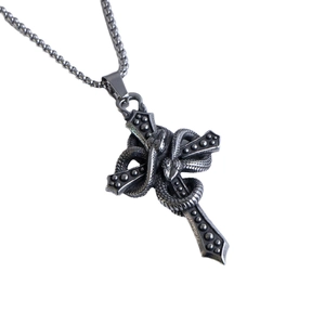 Collana in acciaio al titanio con ciondolo vintage a forma di due serpenti e croce