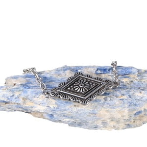Anello vintage bohémien in argento con motivo a rombi inciso e rilievo a raggiera