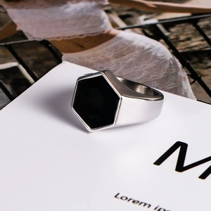Anello da uomo in acciaio inossidabile lucido con intarsio esagonale in smalto nero