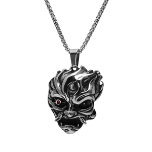 Pendentif masque de démon gothique vintage avec œil rouge sur une chaîne en acier