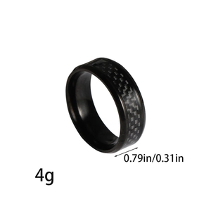 Détail d'une bague pour homme en acier noir avec insert en carbone et dimensions de taille