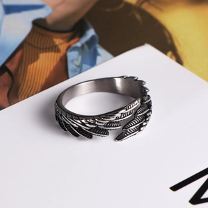 Anello a piuma vintage in acciaio inossidabile con finitura antica e design aperto