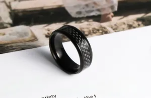 Détail de la bague pour homme en acier noir avec insertion en fibre de carbone