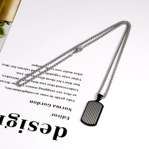 Pendentif rectangulaire en acier inoxydable à motif ondulé sur chaîne argentée