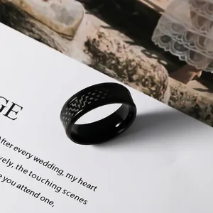 Bague homme en acier inoxydable noir avec incrustation de fibre de carbone polie