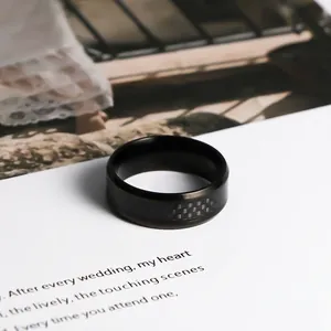 Bague pour homme en acier inoxydable noir avec incrustation en fibre de carbone et fini poli