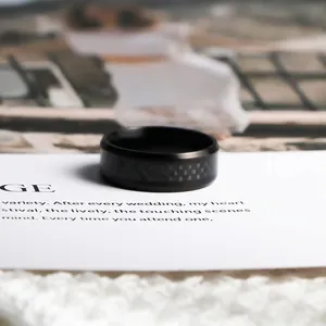 Bague pour homme en acier inoxydable noir avec texture en fibre de carbone tressée style punk