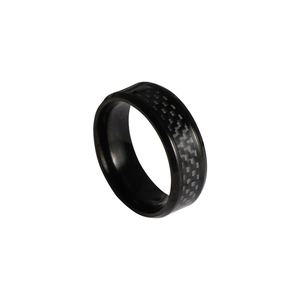 Bague pour homme en acier inoxydable noir avec un insert en fibre de carbone tressée