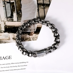Retro stainless steel skull link bracelet for men with a polished rectangular clasp