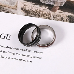 Bague en acier titane poli avec incrustation de fibre de carbone et bois pour homme