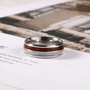 Bague en acier titane avec finition polie, incrustation de bois brun et texture argentée