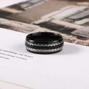Bague en acier titane poli avec placage noir et incrustation de fibre de carbone pour homme