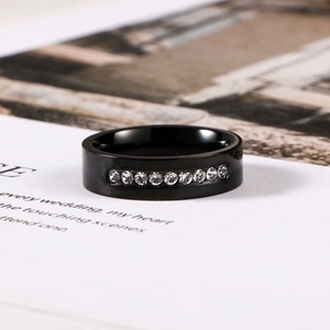 Détail d'une bague en acier inoxydable noir avec une rangée de zircons cubiques brillants