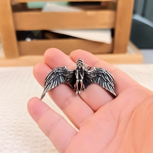 Collier Pendentif Ailes d'Ange Déchu en Acier Inoxydable Vintage Bijoux Gothiques Détériorés pour Hommes Femmes Accessoire Quotidien