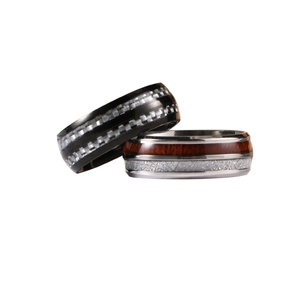 Bagues homme en acier titane poli avec incrustations carbone et bois naturel