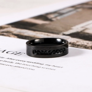 Détail d'une bague en acier inoxydable noir avec oxydes de zirconium sur un magazine