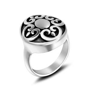 Detailansicht des Vintage-Edelstahl-Spinnerrings mit aufwendigen Scroll-Mustern