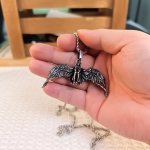 Pendentif ange déchu gothique en acier inoxydable vintage avec ailes détaillées