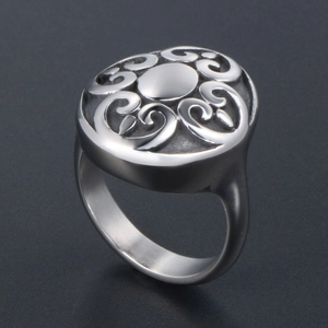 Detail eines Vintage-Punk-Spinning-Rings mit hohlem Wirbelmuster und mattem Silberfinish