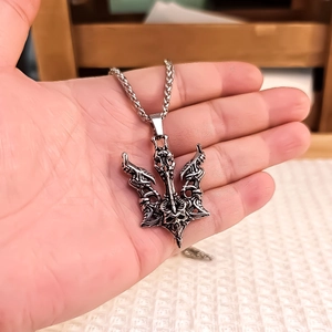 Détail du pendentif crâne trident gothique argenté avec sa chaîne torsadée