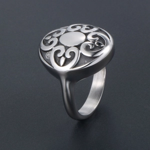 Nahaufnahme des drehbaren Vintage-Rings aus Edelstahl mit hohlem floralem Herzmuster