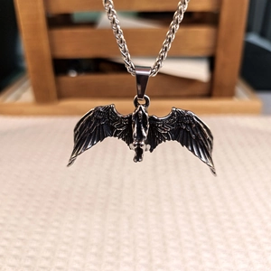 Collier avec pendentif ange déchu en acier inoxydable vintage et ailes détaillées
