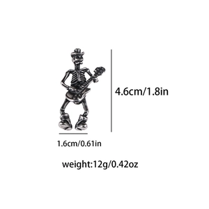 Détail du pendentif tête de mort avec guitare montrant les dimensions 4,6x1,6cm