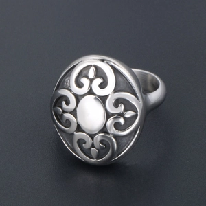 Detailaufnahme des drehbaren Vintage-Rings mit aufwendigen Hohlmustern und Silber-Finish