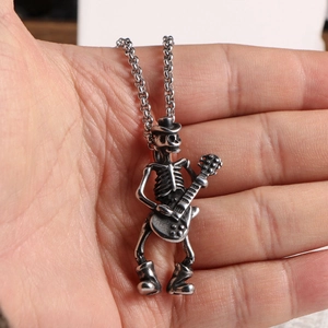 Collier avec pendentif squelette guitariste de style punk rock en argent rétro