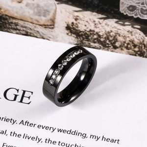 Bague en acier inoxydable noir poli avec une rangée de cristaux étincelants sur carte