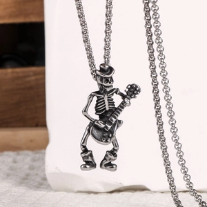 Collier pour hommes en acier inoxydable avec pendentif crâne de guitariste style rock