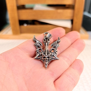 Pendentif crâne gothique et trident en acier inoxydable oxydé pour hommes