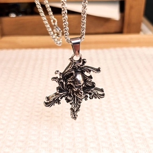 Retro gothic skull pendant necklace in antique silver finish with wheat chain for men