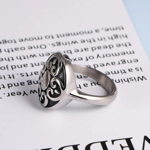Retro Punk Edelstahlring drehbar mit Vintage Hohlmuster auf Magazinhintergrund