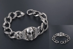 Détail du bracelet tête de mort vintage avec gravure de croix et maillons en acier