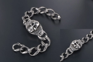 Détail macro du relief de crâne gothique sur le bracelet chaîne punk vintage pour homme