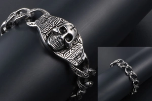 Détail macro du pendentif crâne sur bracelet punk vintage en acier inoxydable avec croix